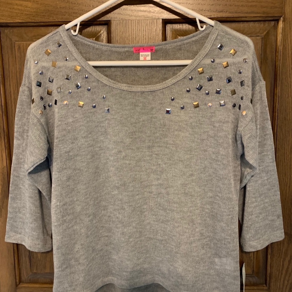 New gray sweater. Size M.